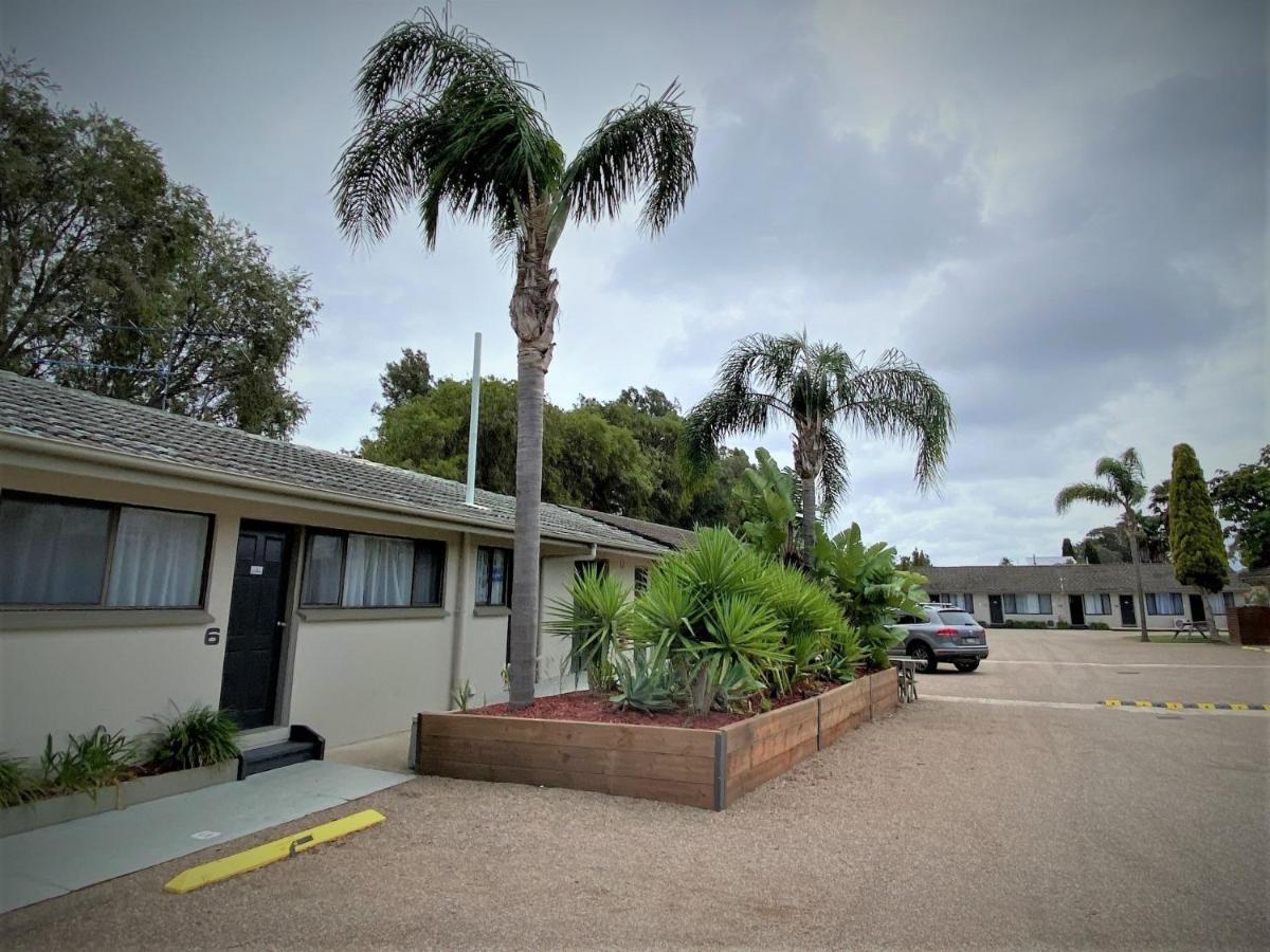 Hanging Rock Family Motel Батманс-Бэй Экстерьер фото